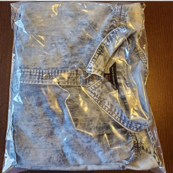 🍂✨️🍁 Rock & Republic button down denim shirt. Size XXL. Soft and comfortable. - Picture 9 of 9